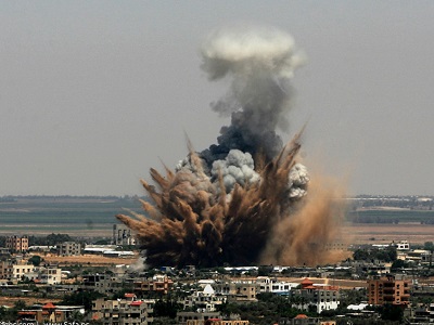 Israeli bombs summarily decimate Palestinian neighborhoods , pulverizing everything 