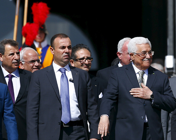 Palestinian President Mahmoud Abbas (R) arrives in Saint Peter's Square Photo: REUTERS/Tony Gentile