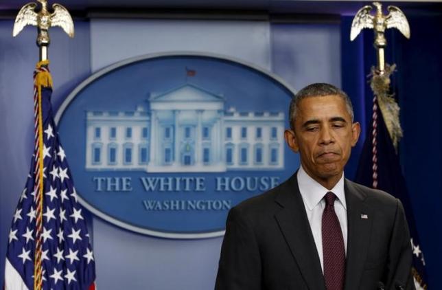 U.S. President Barack Obama pauses while speaking about the shootings in Oregon from the White House in Washington October 1, 2015. REUTERS/Kevin Lamarque